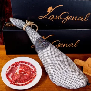 Pack de Jamón de Bellota 100% Ibérico cortada a cuchillo. Incluye 40 sobres de Jamón de bellota 100% Ibérico cortado a cuchillo, el hueso, taquitos y un sobre de tocino rosáceo.