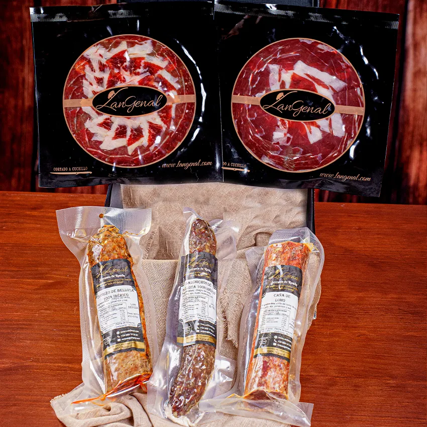 Cesta degustación de productos esenciales de Ibéricos Langenal. Incluye un sobre de paleta de bellota 100% ibérica de 80g, un sobre de jamón de bellota 100% ibérico de 80g, un salchichón Ibérico de 250g, un chorizo ibérico de 400g y una caña de lomo ibérica de 400g.